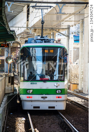 明るい快晴の空の下を進む東京桜トラムの車両　東京都の王子の飛鳥山公園近くにて 134304724