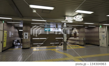 都営地下鉄浅草線の新橋駅A2番出入口、エスカレーターが設置され、JR新橋駅への乗換口 都営地下鉄浅草線の新橋駅A2番出入口、エスカレーターが設置され、JR新橋駅への乗換口 134304963