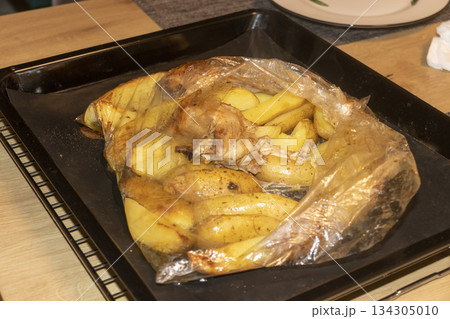 Potato wedges and chicken baked in plastic baking sleeve 134305010