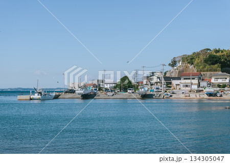 神奈川県三浦半島の漁港と海沿いの集落の風景 134305047