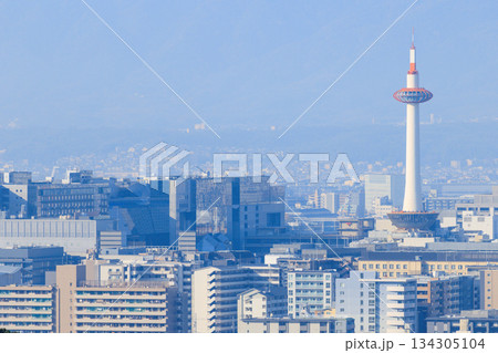 京都の街並み 京都駅と京都タワー (京都府京都市下京区) 京都の街並み 京都駅と京都タワー (京都府京都市下京区) 134305104