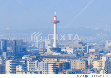 京都の街並み　京都駅と京都タワー (京都府京都市下京区) 134305106