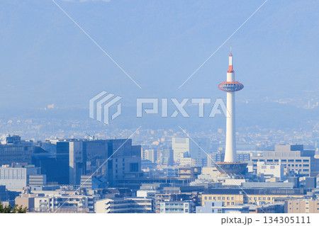 京都の街並み 京都駅と京都タワー (京都府京都市下京区) 京都の街並み 京都駅と京都タワー (京都府京都市下京区) 134305111