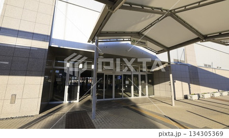 上越新幹線の本庄早稲田駅の駅舎、南口出入口 上越新幹線の本庄早稲田駅の駅舎、南口出入口 134305369