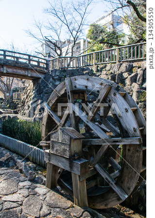 明るい日差しの下の石畳が敷かれた細い水路　東京の王子の音無親水公園 134305550
