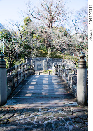 明るい日差しの下の石畳が敷かれた細い水路　東京の王子の音無親水公園 134305554