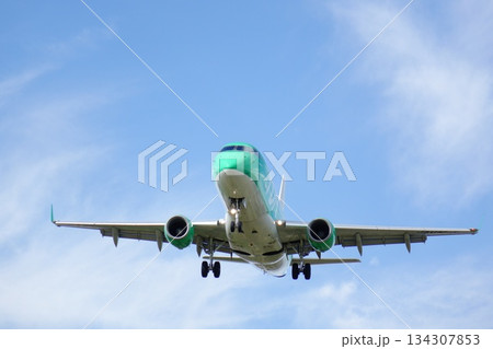 青空を背に着陸態勢に入る旅客機の正面アングル 青空を背に着陸態勢に入る旅客機の正面アングル 134307853