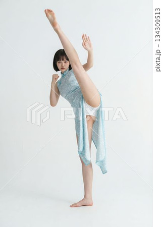 チャイナドレスを着てハイキックを披露するカンフー美少女 134309513