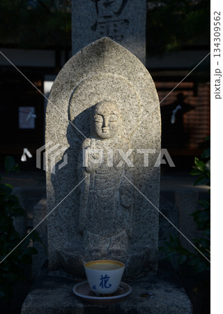 六道珍皇寺　本堂前の石仏　京都市東山区小松町 134309562