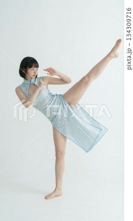 柔軟性を生かしたカンフーの蹴りをする日本人女性 柔軟性を生かしたカンフーの蹴りをする日本人女性 134309716