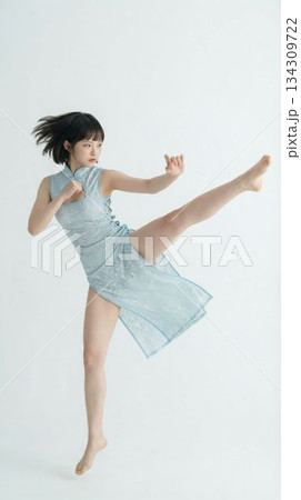 髪をなびかせて蹴り技を放つ青い衣装の美少女 髪をなびかせて蹴り技を放つ青い衣装の美少女 134309722
