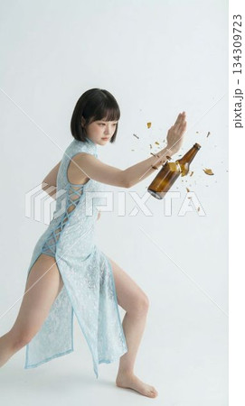 手刀でガラス瓶を粉砕する瞬間の武術美女 手刀でガラス瓶を粉砕する瞬間の武術美女 134309723