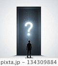 閉じたドアと輝く疑問符の前に立つ男性のシルエット、決断と未来の選択 閉じたドアと輝く疑問符の前に立つ男性のシルエット、決断と未来の選択 134309884