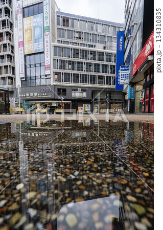 池袋駅西口のリフレクション 134310835