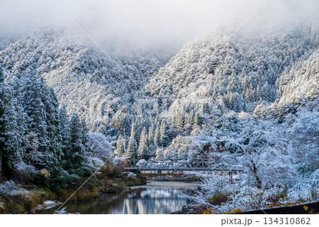 雪化粧した山々と飛騨川 《岐阜県 下呂市 中山七里》 雪化粧した山々と飛騨川 《岐阜県 下呂市 中山七里》 134310862