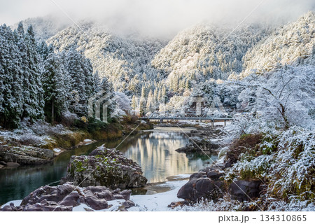 雪化粧した山々と飛騨川 《岐阜県 下呂市 中山七里》 134310865