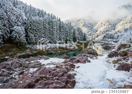 雪化粧した山々と飛騨川 《岐阜県 下呂市 中山七里》 134310867