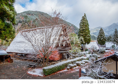 雪化粧した下呂温泉合掌村《岐阜県下呂市》 134310874