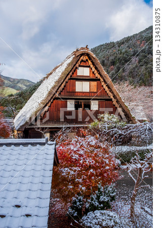 雪化粧した下呂温泉合掌村《岐阜県下呂市》 134310875
