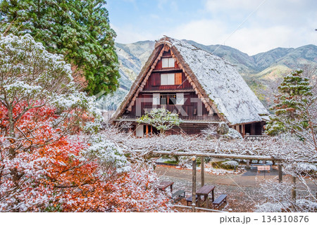雪化粧した下呂温泉合掌村《岐阜県下呂市》 134310876