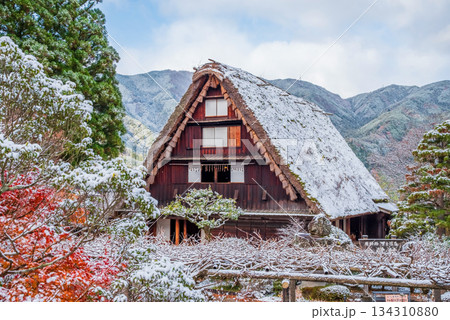 雪化粧した下呂温泉合掌村《岐阜県下呂市》 134310880