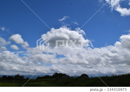 空と雲 背景素材 134310973