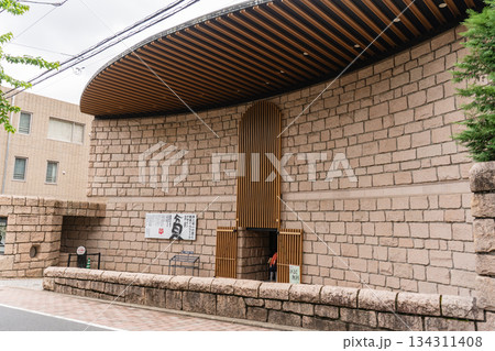 渋谷松濤美術館の石造り外観と曲線屋根 134311408