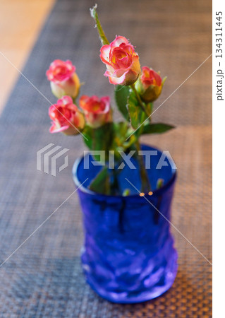 テーブルに置かれたバラの造花 テーブルに置かれたバラの造花 134311445