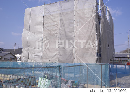 養生シートに覆われた建築中の住宅 134311602