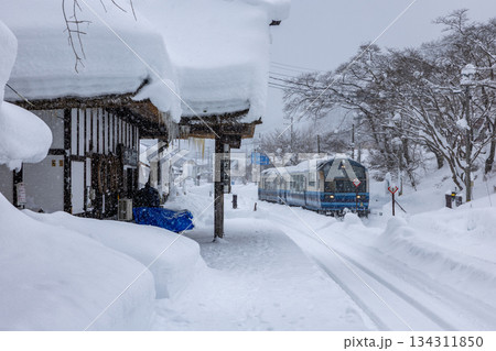冬の湯野上温泉駅の雪景色 冬の湯野上温泉駅の雪景色 134311850