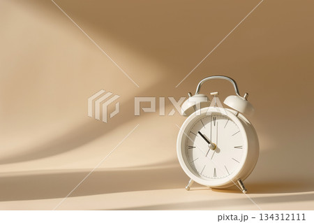 柔らかな光に照らされた白いアナログ時計 柔らかな光に照らされた白いアナログ時計 134312111