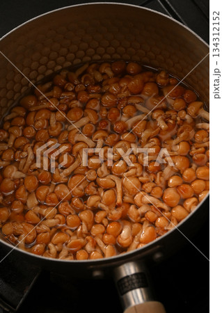 鍋に入れたなめこ 134312152