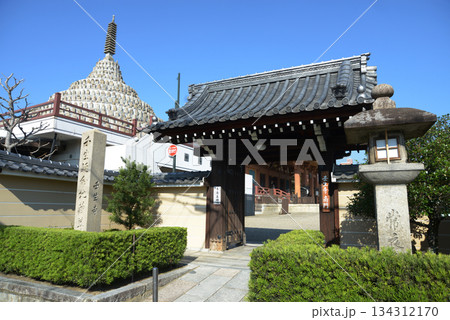 壬生寺 千体仏塔と南門 京都市中京区壬生梛ノ宮町 壬生寺 千体仏塔と南門 京都市中京区壬生梛ノ宮町 134312170