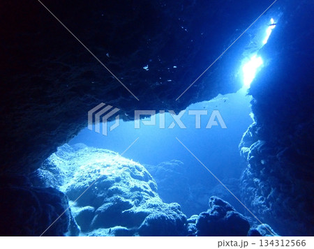 海中洞窟の中から見た岩の隙間に光が当たる景色 134312566