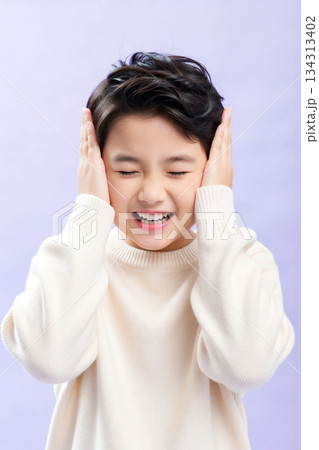 騒音に悩まされる男の子 134313402