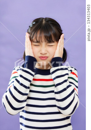 騒音に悩まされる女の子 134313403