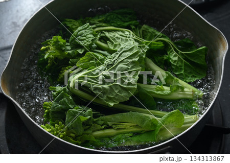 食用菜の花を鍋で茹でる　 134313867