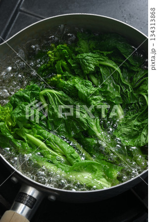 食用菜の花を鍋で茹でる　 134313868