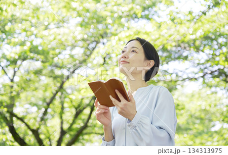 屋外で読書する女性 屋外で読書する女性 134313975