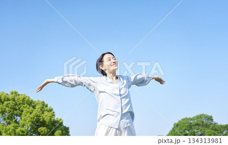 屋外で深呼吸をする女性 134313981