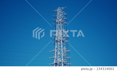 快晴の空と高圧鉄塔 134314001