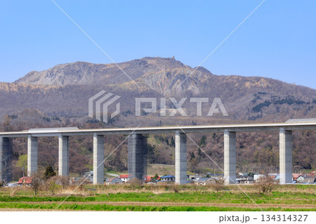 北海道壮瞥町、伊達市側から眺めた有珠山と道央自動車道【5月】 北海道壮瞥町、伊達市側から眺めた有珠山と道央自動車道【5月】 134314327