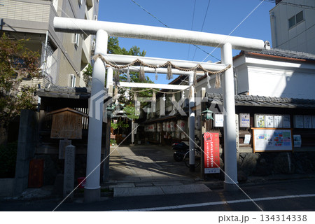 松神明神社　境内入口の鳥居　京都市中京区姉小路通釜座東入る 134314338