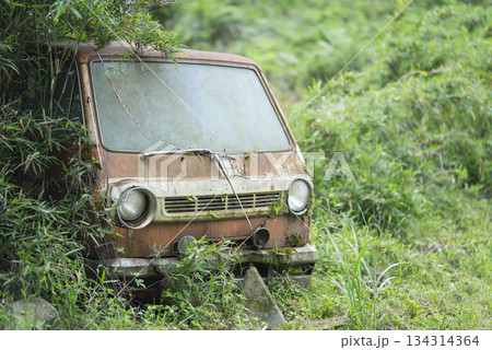 山中に放置されたバン 134314364