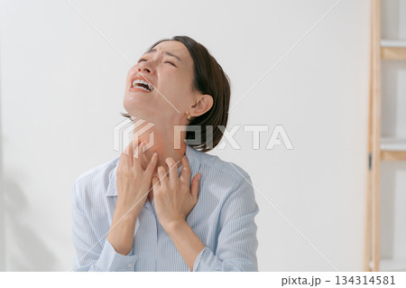 首や喉の不調を訴える女性 首や喉の不調を訴える女性 134314581