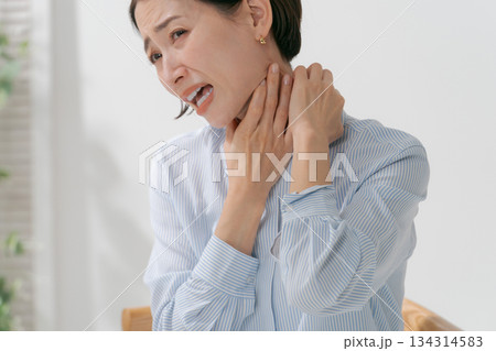首や喉の不調を訴える女性 134314583