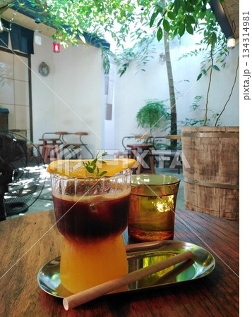 ベトナムのオレンジコーヒー 134314981