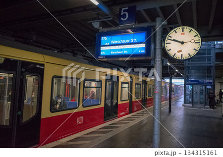 【ドイツ】首都ベルリンの鉄道駅プラットホームに停車する車両と時計と行き先表示 134315161