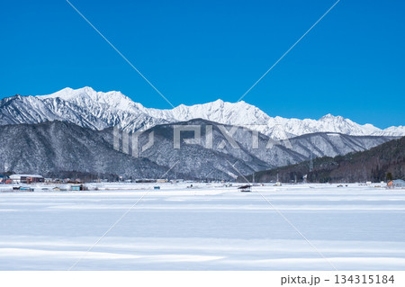 大町市から北アルプスの眺め（冬） 134315184