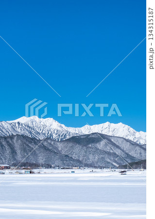 大町市から北アルプスの眺め（冬） 134315187